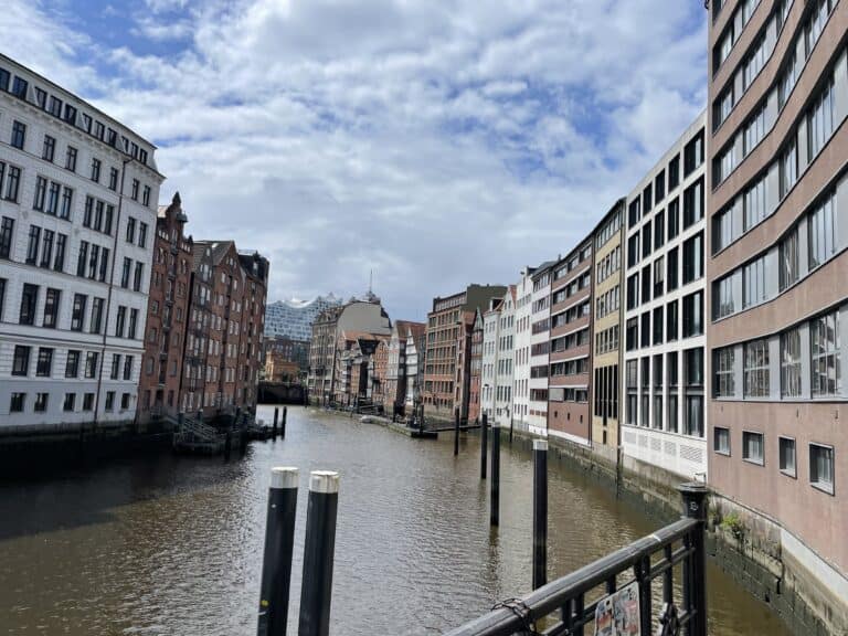 billede af de kanaler man sejler på i hamborg