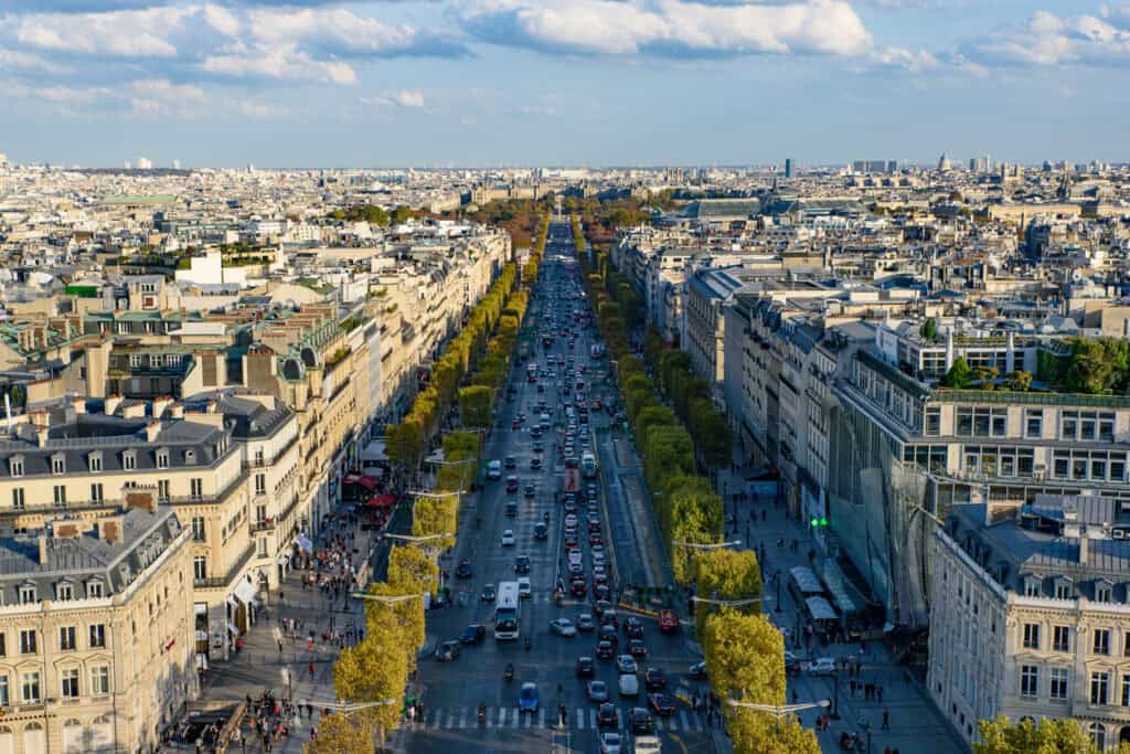 shopping i paris ved Champs-Elysses