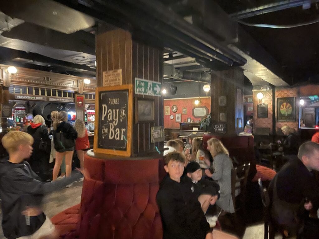 Efter min tur i london dungoens, slutter man i baren London tavern