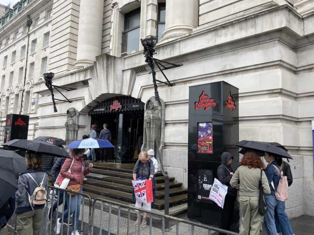 her stod vi i kø for at komme ind i london dungeons. som du kan se står man udenfor og venter.