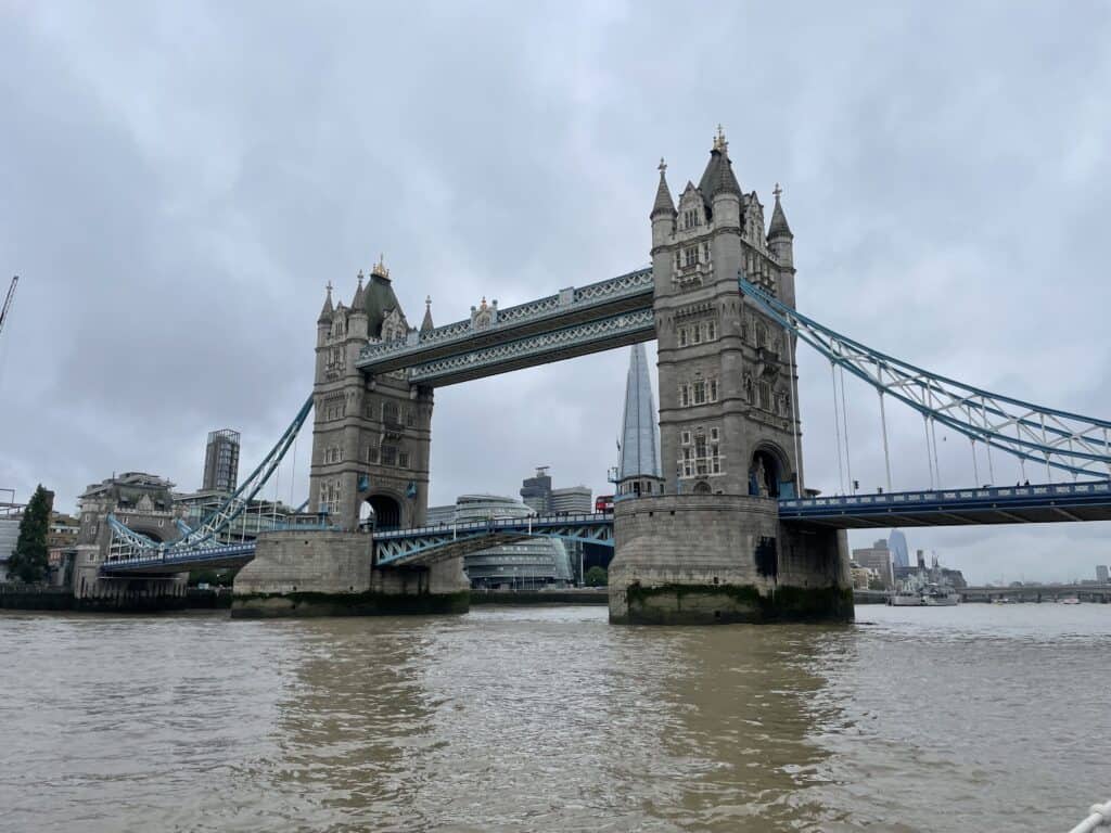 tower bridge set fra vandet