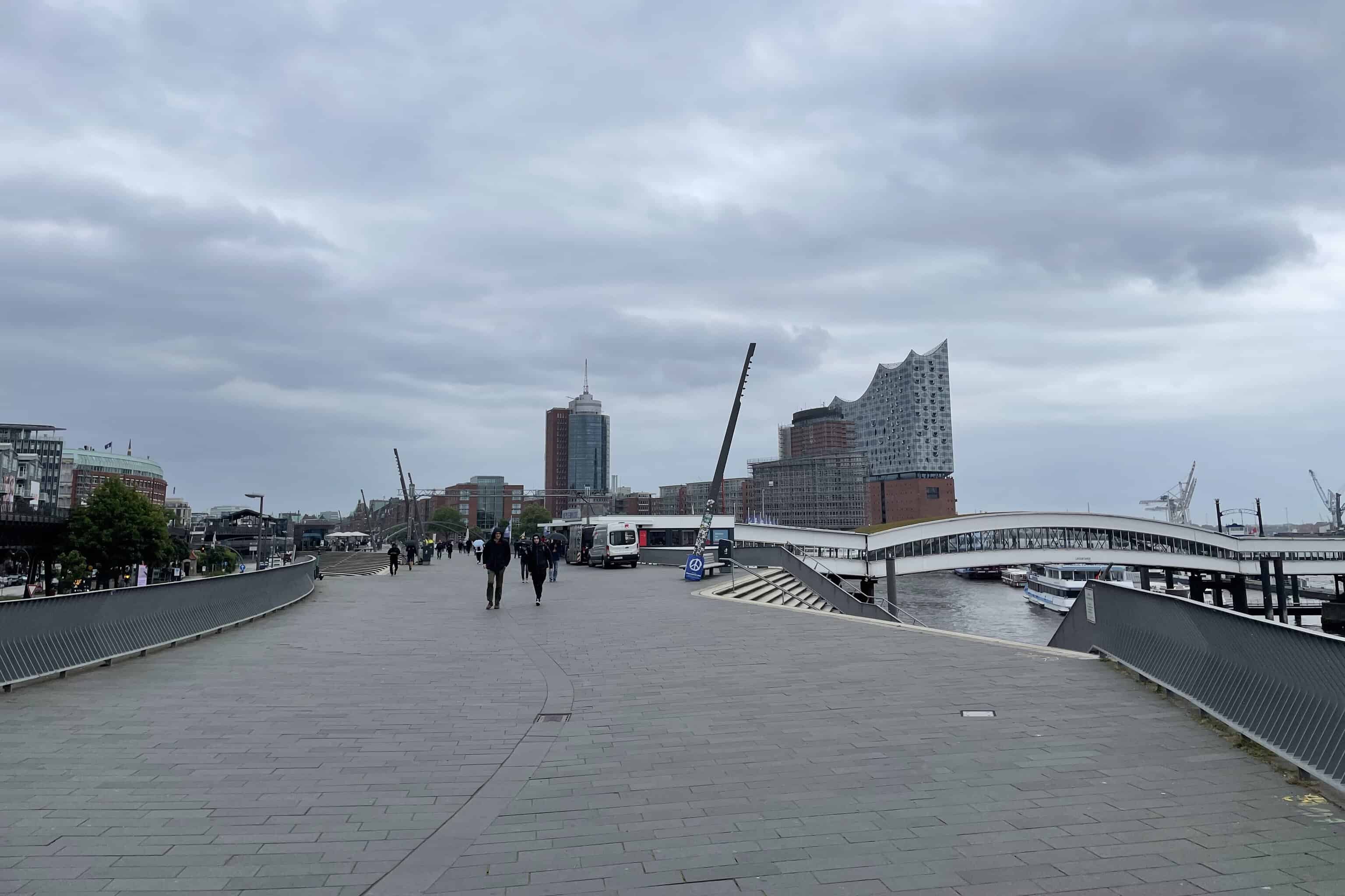 Her står jeg på Landungsbrücken med retning mod elbphilharmonie