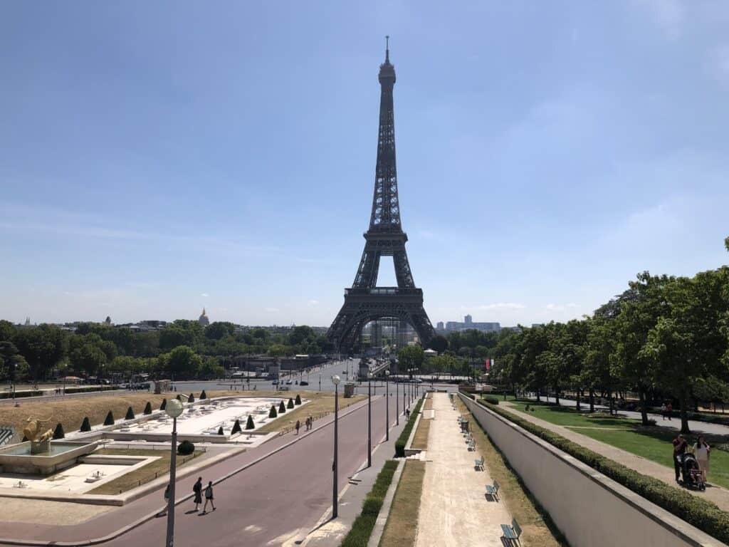 mig fra Jardins du Trocadéro på vej mod eiffeltårnet