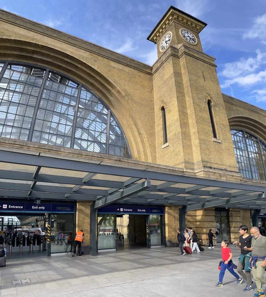 indgangen til kings cross station udefra