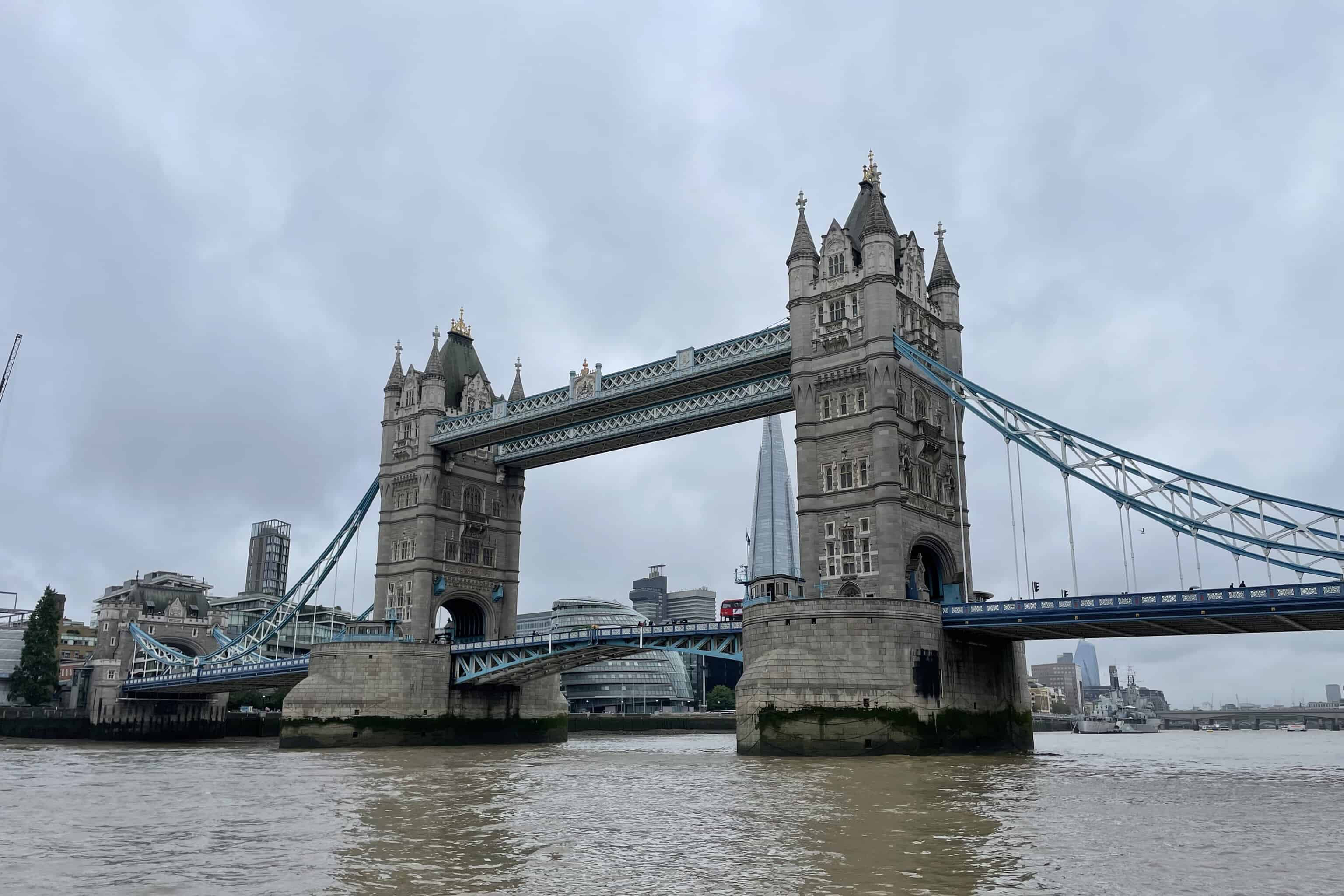 tower bridge set fra vandet
